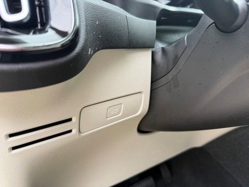 Used 2023 Volvo XC40 B5 Plus image 21