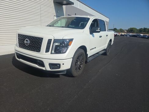 Used 2018 Nissan Titan SV w/ SV Convenience Package RWD image 3