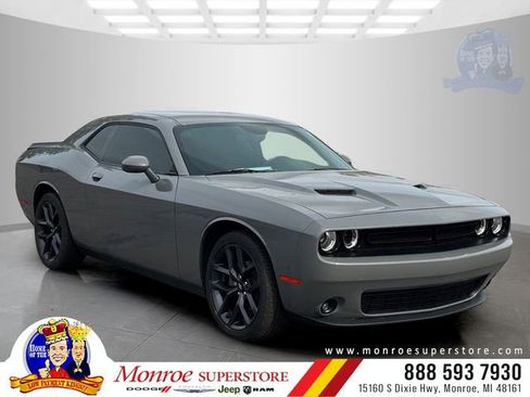 Certified 2019 Dodge Challenger SXT w/ Driver Convenience Group RWD image 1