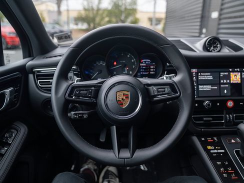 Certified 2026 Porsche Macan AWD/4WD image 6