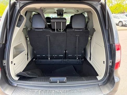 Used 2016 Chrysler Town & Country Touring w/ Driver Convenience Group FWD image 7