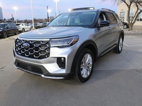 Used 2025 Ford Explorer Platinum w/ LUX Leather Package image 2