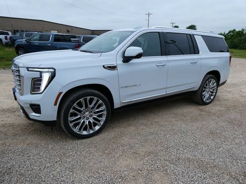 New 2026 GMC Yukon XL Denali w/ Denali Reserve Package AWD/4WD image 7