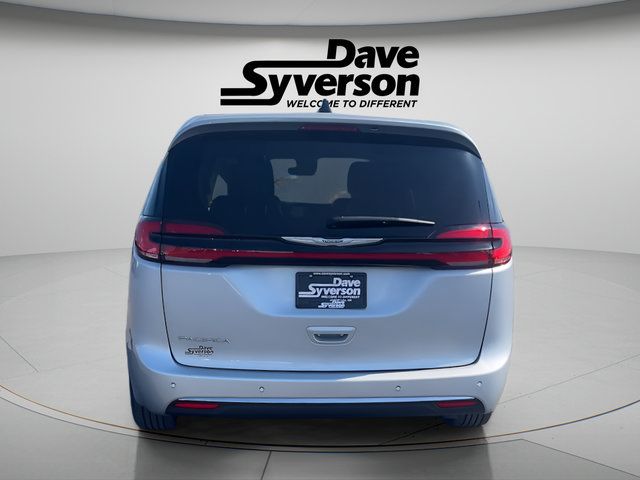 Used 2024 Chrysler Pacifica Touring-L FWD image 4