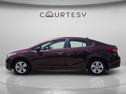 Used 2017 Kia Forte LX FWD image 2