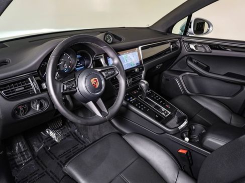 Certified 2026 Porsche Macan AWD/4WD image 4