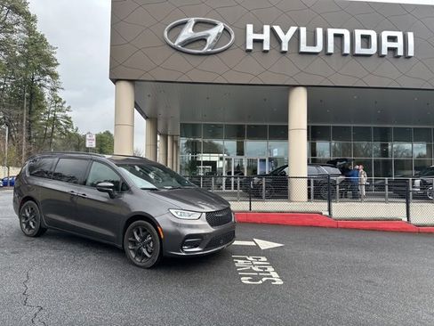 Used 2022 Chrysler Pacifica Touring-L w/ S Appearance Package image 1