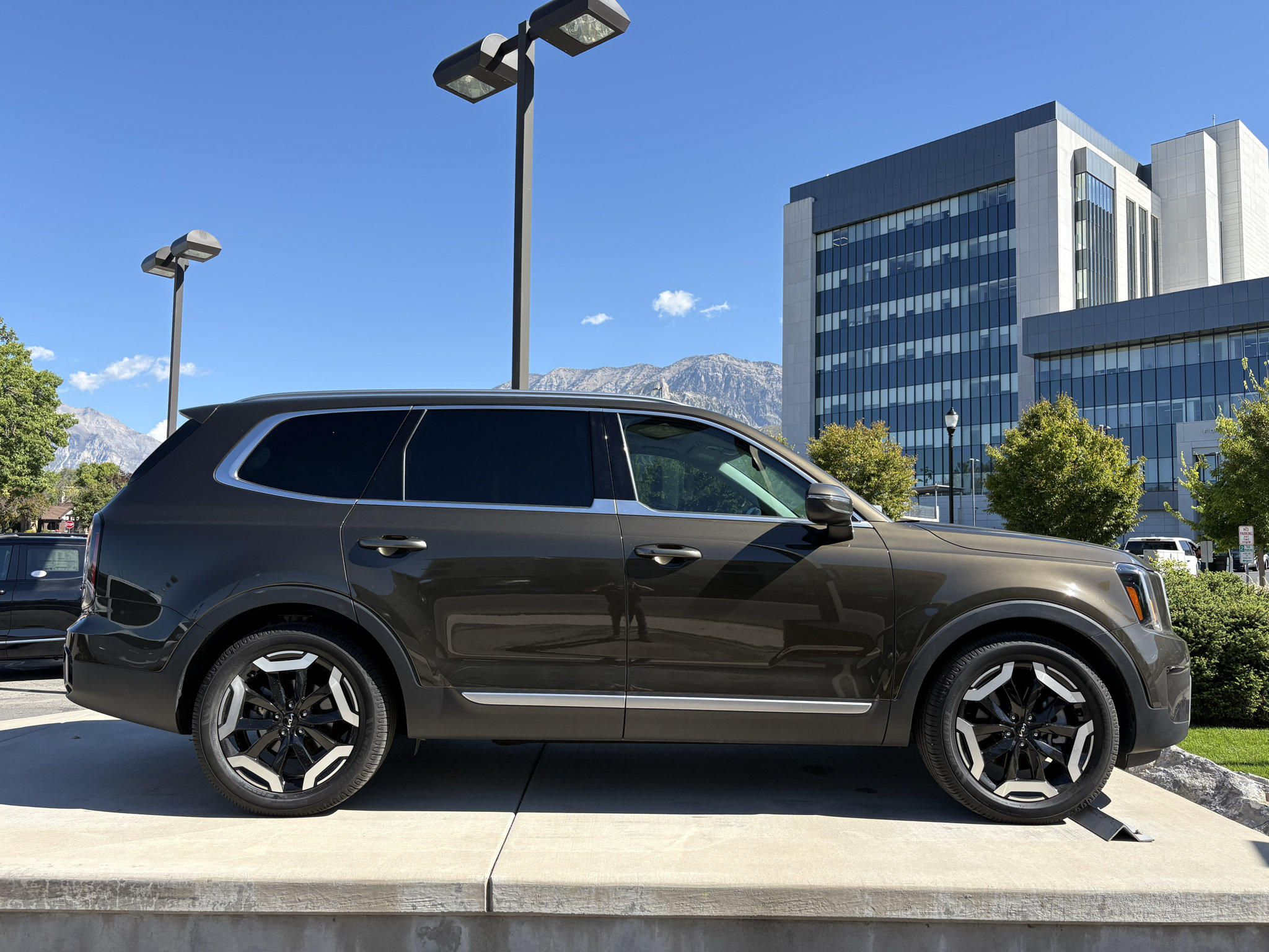 Used 2024 Kia Telluride EX AWD/4WD image 2