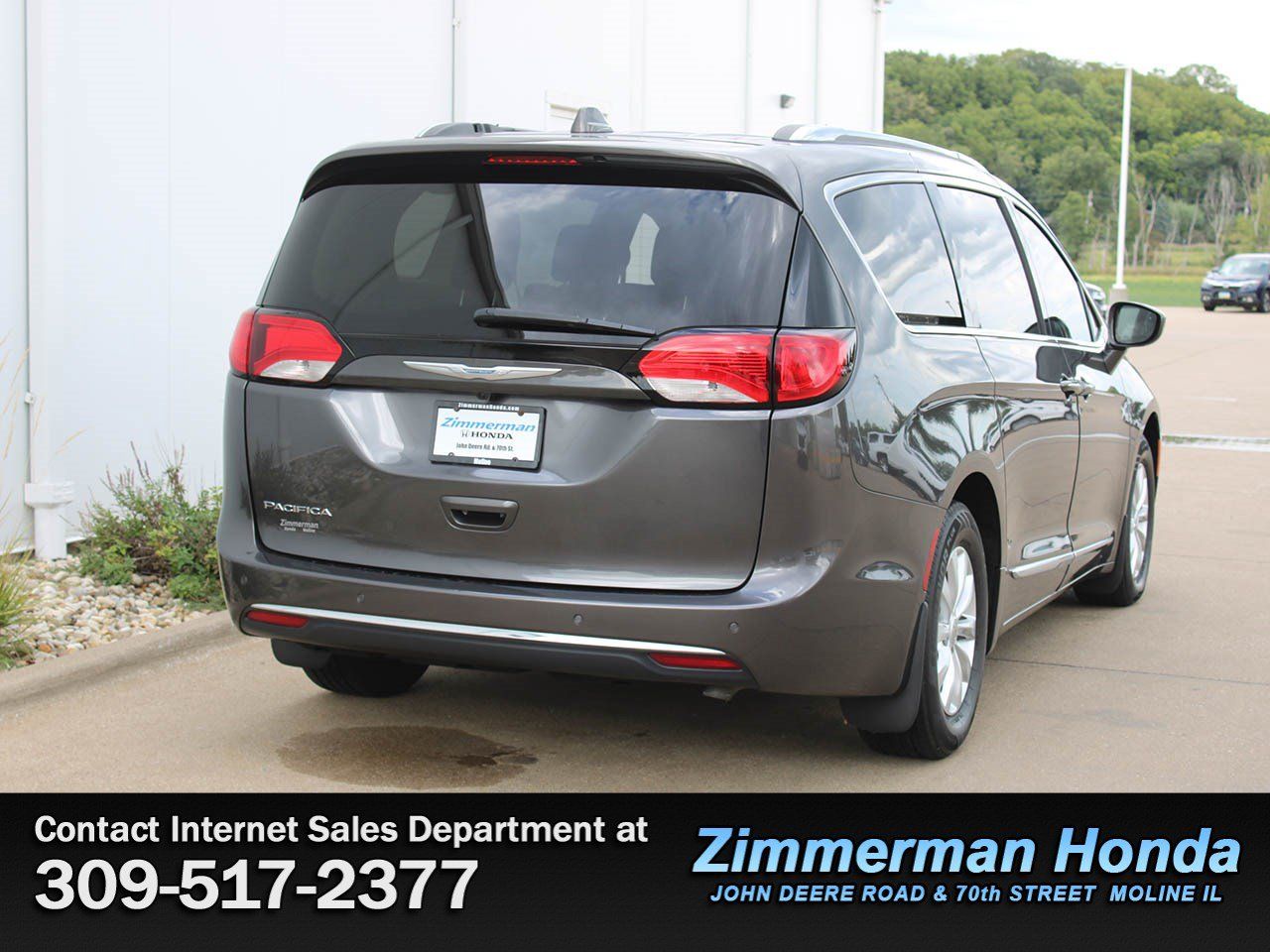 Used 2018 Chrysler Pacifica Touring-L FWD image 2