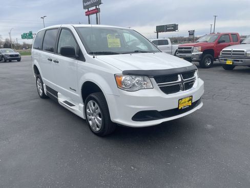 Used 2019 Dodge Grand Caravan SE image 2