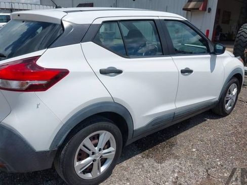 Used 2020 Nissan Kicks S FWD image 4