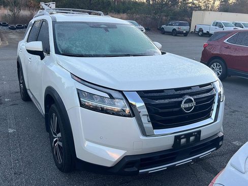 Used 2023 Nissan Pathfinder Platinum image 3