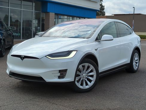Used 2019 Tesla Model X image 1