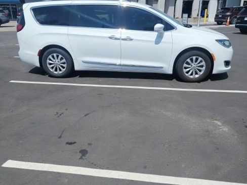 Used 2018 Chrysler Pacifica Touring-L w/ Advanced Safetytec Group FWD image 6