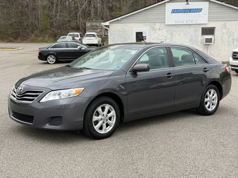 Used 2010 Toyota Camry LE FWD image 3