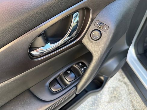 Used 2016 Nissan Rogue SV w/ SV Premium Package image 20