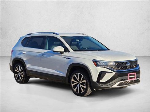 Used 2024 Volkswagen Taos SE image 3