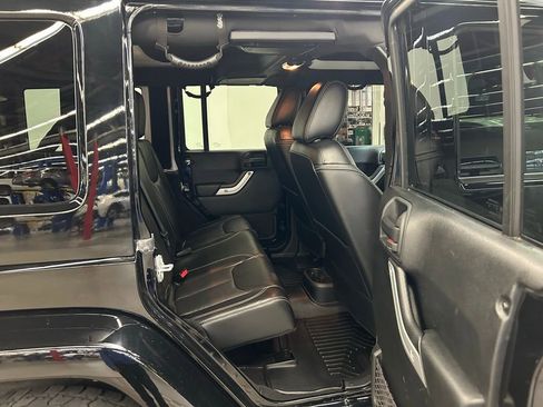 Used 2017 Jeep Wrangler Unlimited Sahara w/ Connectivity Group AWD/4WD image 9