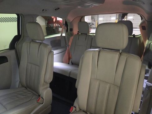 Used 2015 Chrysler Town & Country Touring image 26