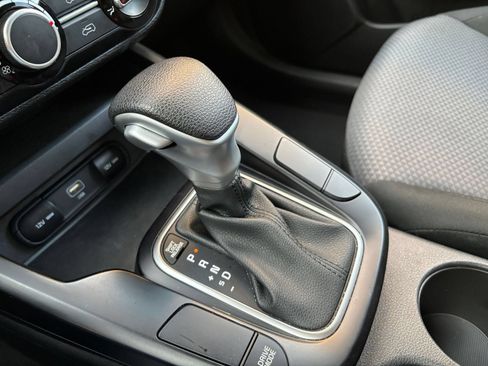 Used 2025 Kia Soul LX w/ LX Technology Package FWD image 36