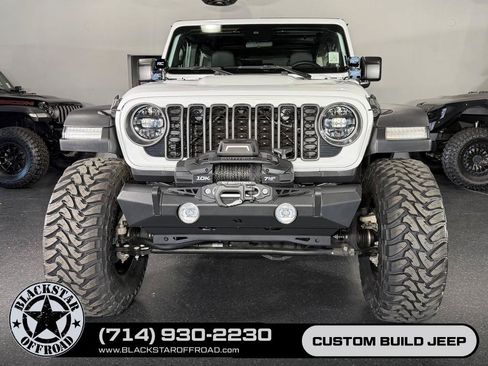 Used 2025 Jeep Wrangler Unlimited Rubicon AWD/4WD image 3