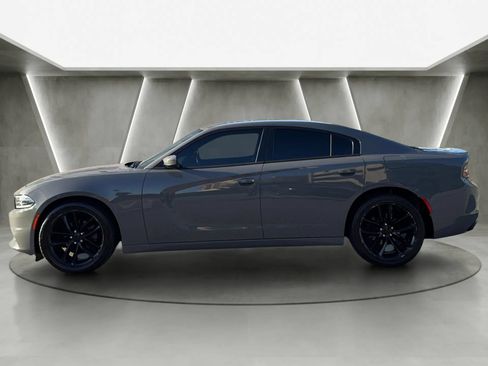 Used 2017 Dodge Charger SE RWD image 6