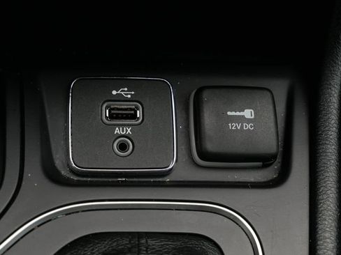 Used 2019 Jeep Cherokee Latitude Plus w/ Cold Weather Group FWD image 25