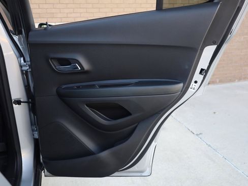 Used 2021 Chevrolet Trax LT w/ LT Convenience Package FWD image 24