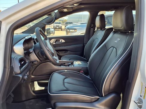 New 2026 Chrysler Pacifica Limited w/ Uconnect Theater Family Group image 12
