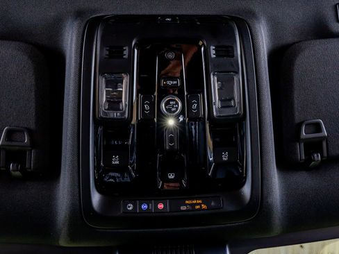Used 2026 Chevrolet Suburban Premier AWD/4WD image 28