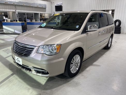Used 2015 Chrysler Town & Country Limited Platinum image 4