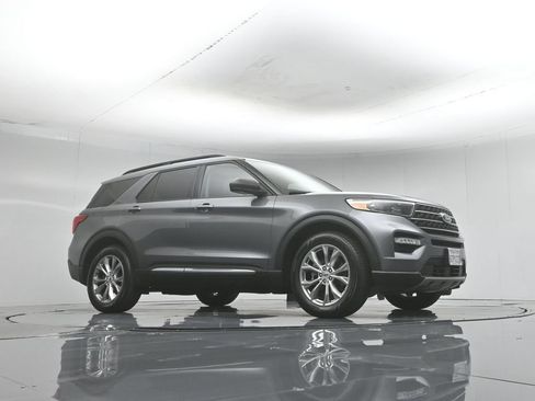 Certified 2021 Ford Explorer XLT w/ Equipment Group 202A RWD image 4