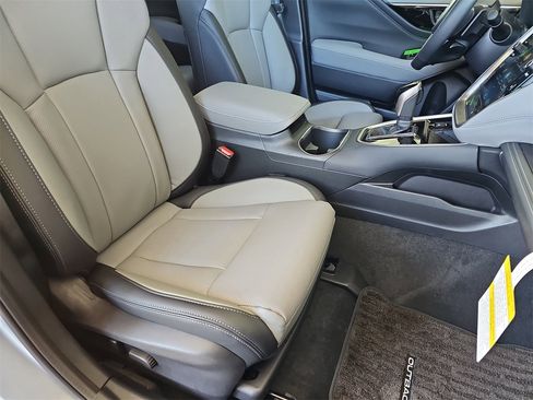 New 2025 Subaru Outback Limited image 10