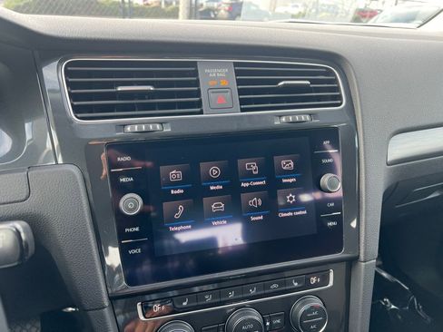 Used 2019 Volkswagen e-Golf SE image 23