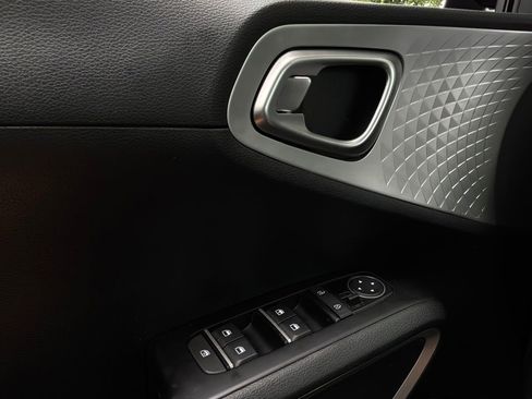 Used 2025 Kia Soul LX w/ LX Technology Package FWD image 18