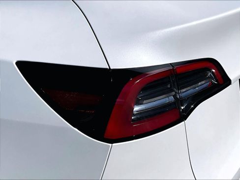 Used 2022 Tesla Model Y Long Range image 32