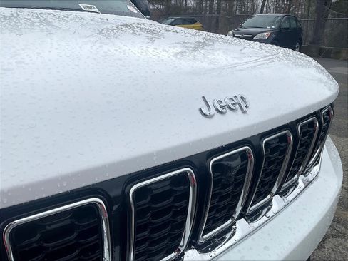 Used 2023 Jeep Grand Cherokee Limited w/ Luxury Tech Group II image 31