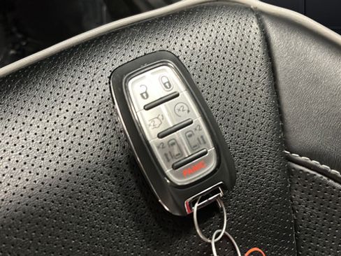 Used 2023 Chrysler Pacifica Limited w/ Uconnect Theater Family Group FWD image 42