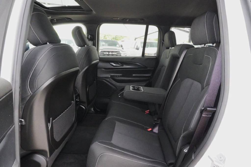 Used 2025 Jeep Grand Cherokee Laredo X AWD/4WD image 31
