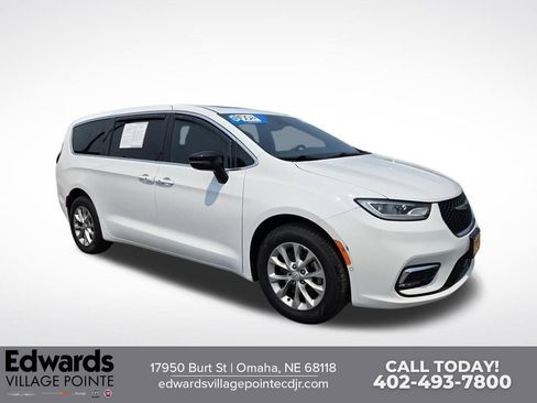 Used 2025 Chrysler Pacifica Select AWD/4WD image 1