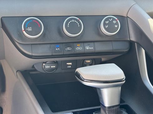 Used 2023 Hyundai Elantra SE w/ Preferred Accessory Package FWD image 17