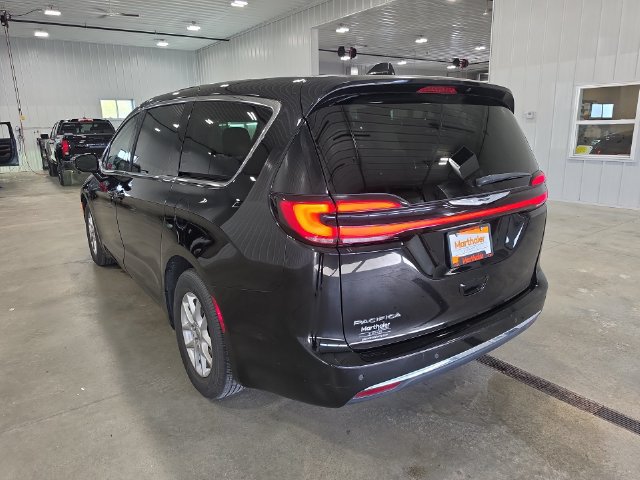 Used 2024 Chrysler Pacifica Touring-L FWD image 6