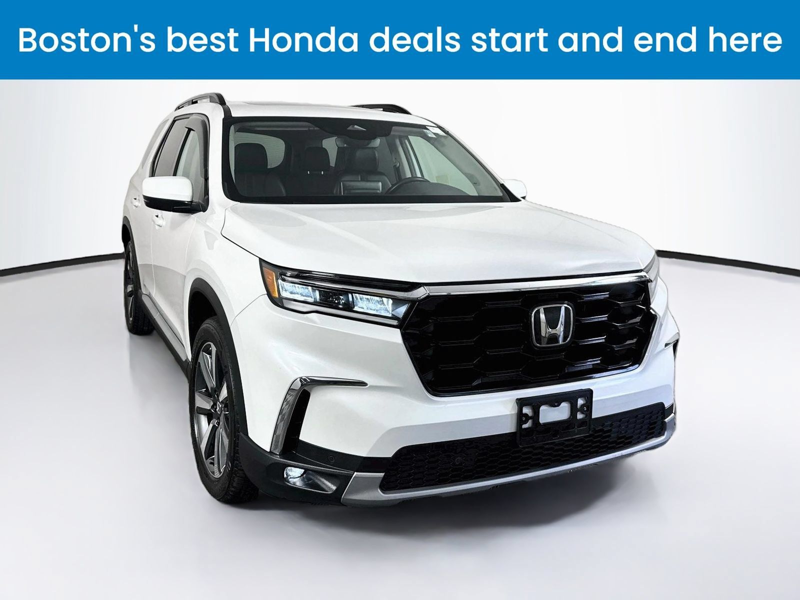 Used 2025 Honda Pilot Touring image 1