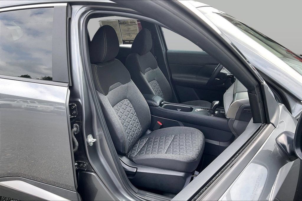 Used 2025 Nissan Kicks SV w/ SV Premium Package FWD image 7