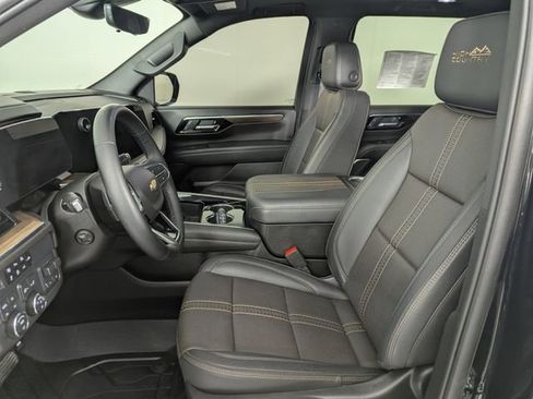 Used 2025 Chevrolet Suburban High Country AWD/4WD image 15