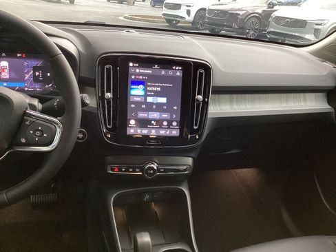 Certified 2026 Volvo XC40 B4 Core FWD image 25
