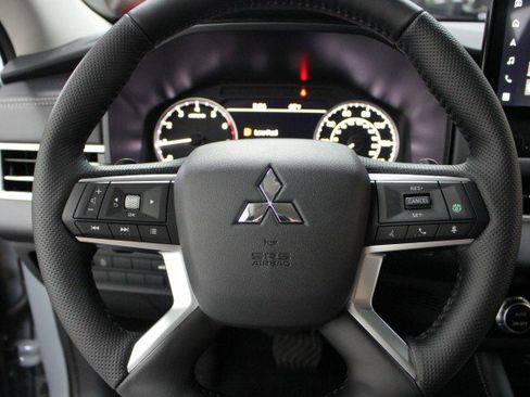 New 2026 Mitsubishi Outlander SE image 8