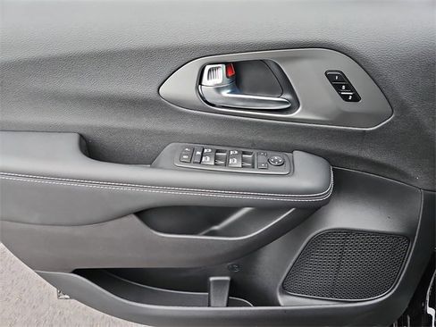 Used 2026 Chrysler Pacifica Select image 18