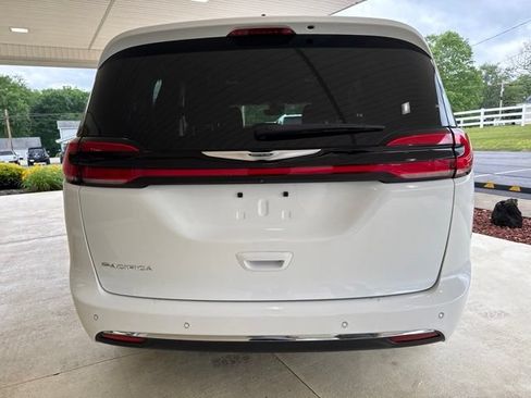 Used 2023 Chrysler Pacifica Touring FWD image 8