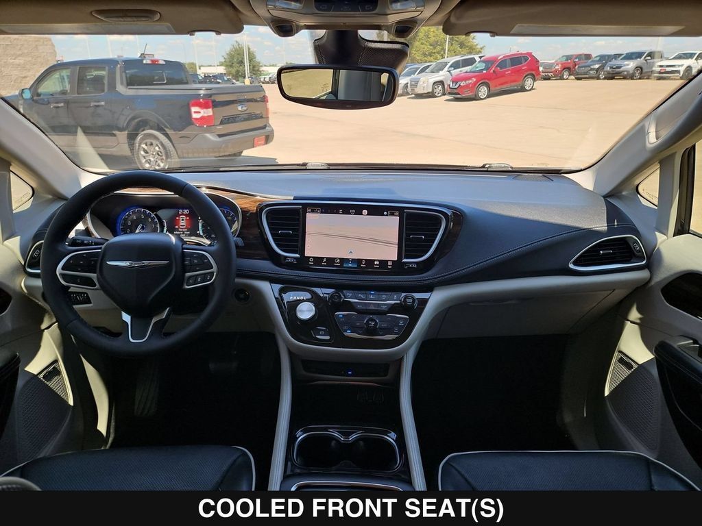 Used 2023 Chrysler Pacifica Limited w/ Uconnect Theater Family Group FWD image 18